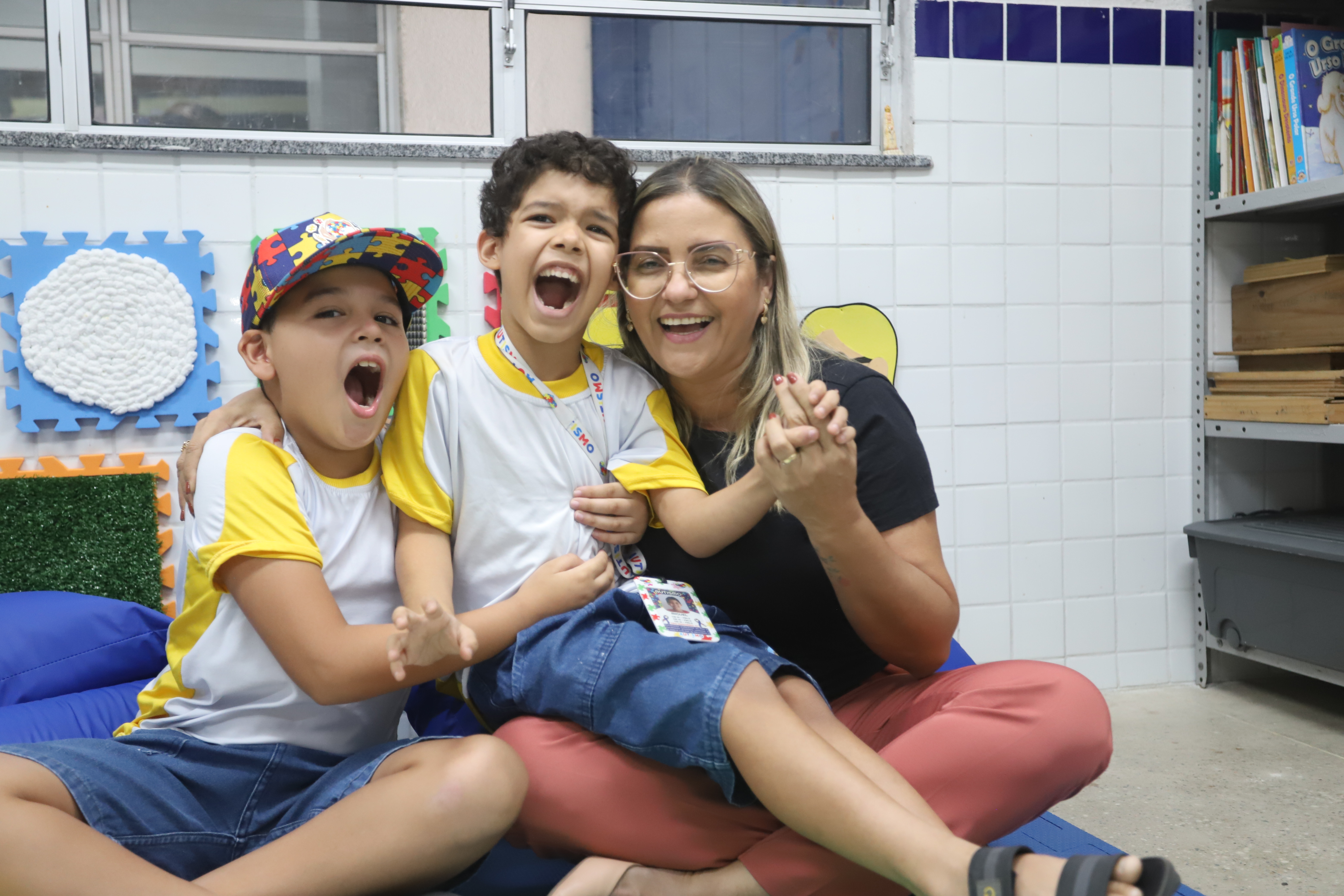 professora brincando com alunos